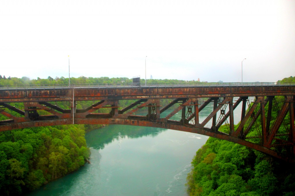Rainbow Bridge that links between US and Canada