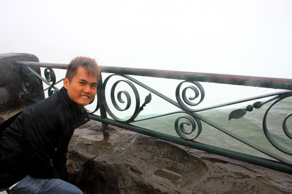 Canadian side at the edge of Horseshoe Falls